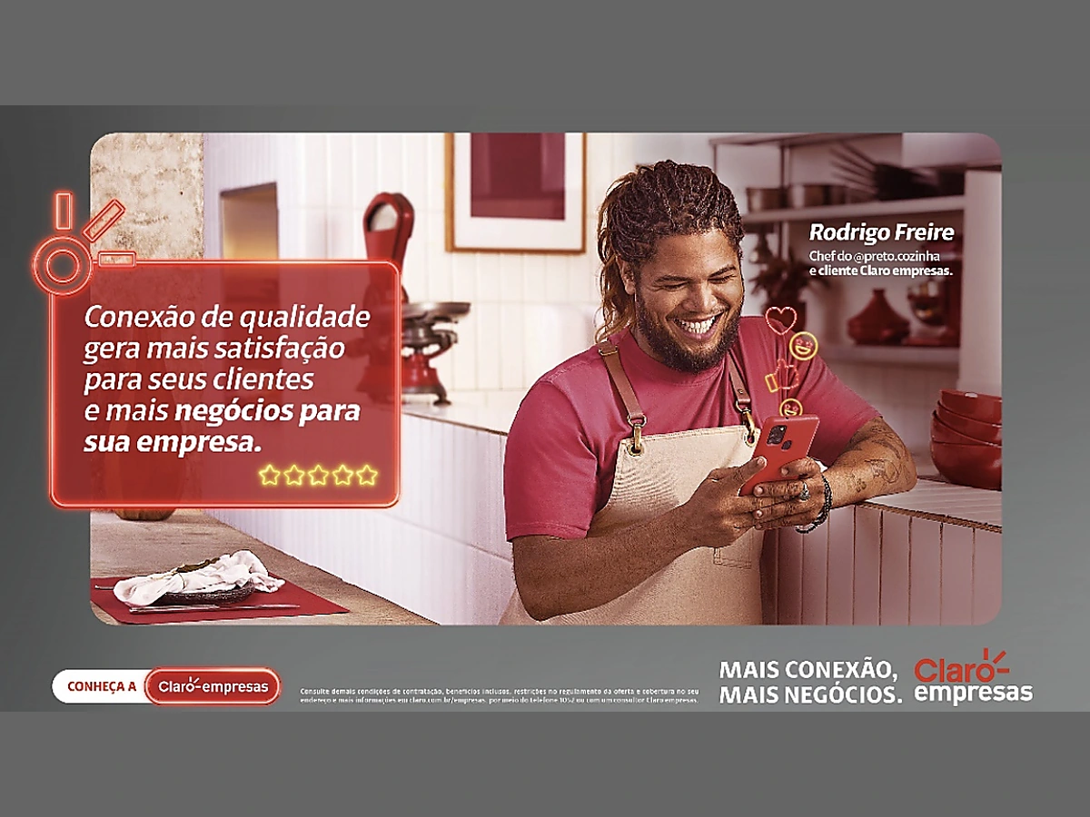 Profissional utilizando celular em plano Claro Empresas